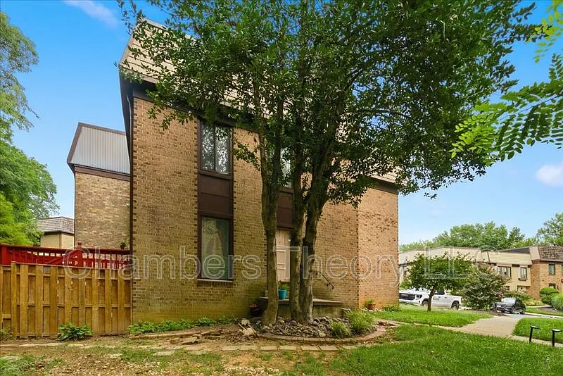 3 bed, 3.5 bath, 2085 sqft, $3,200 — Photo 3