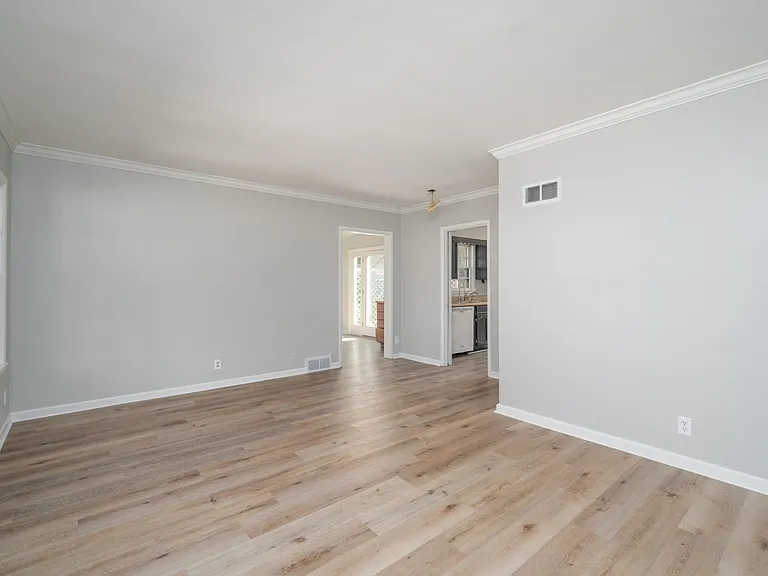 2424 S Center Ave — Photo 8
