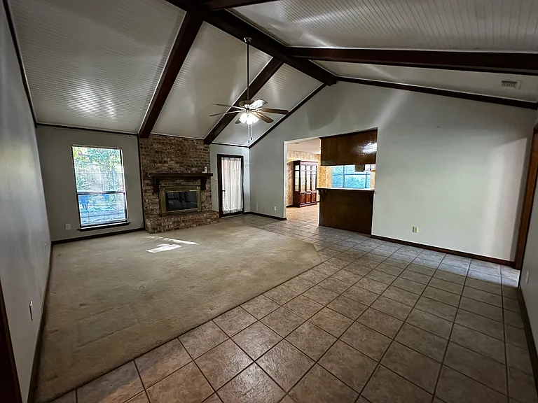 106 Lively Cir — Photo 2