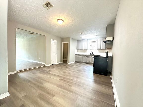 5th image of 3309 Tangerine St