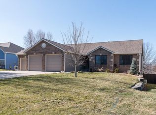 130 Rawlings Dr, Tonganoxie, KS 66086