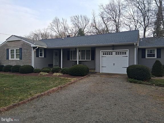 5th image of 134 Crosswicks Ellisdale Rd