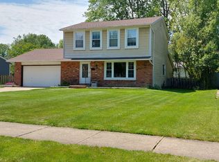 4600 Camellia Ln, North Olmsted, OH 44070
