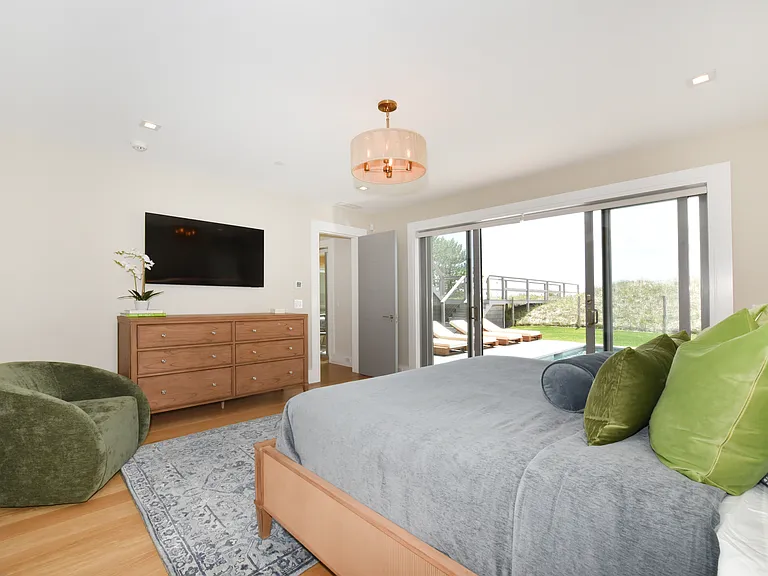 451 Dune Rd — Photo 16