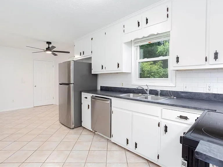 1093 Caprice Dr — Photo 14