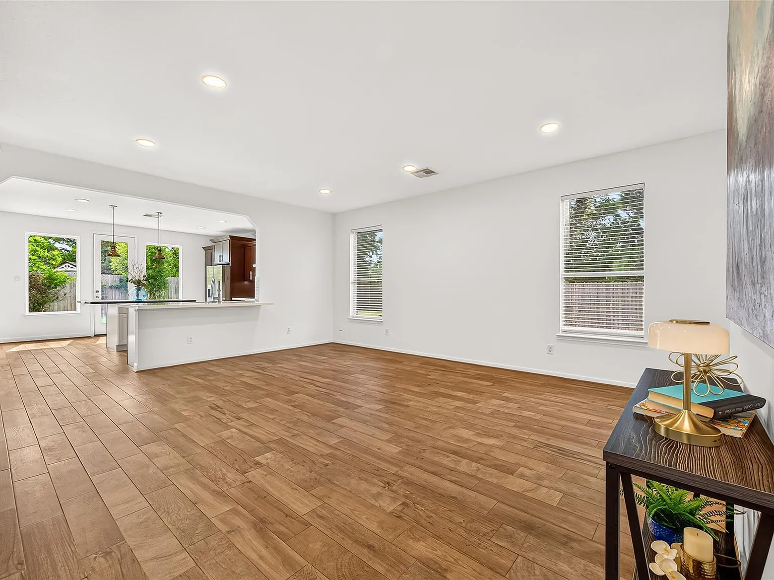 3 bed, 2.0 bath, 2122 sqft, $2,200 — Photo 4