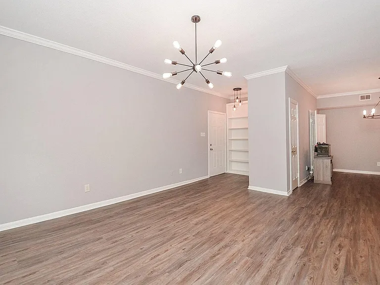 2255 Braeswood Park Dr #195 — Photo 1