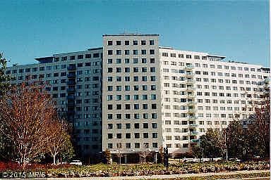 Front View of 10201 Grosvenor