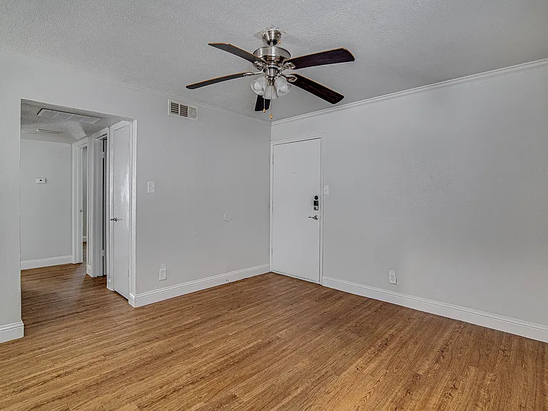 304 E Mitchell St — Photo 15