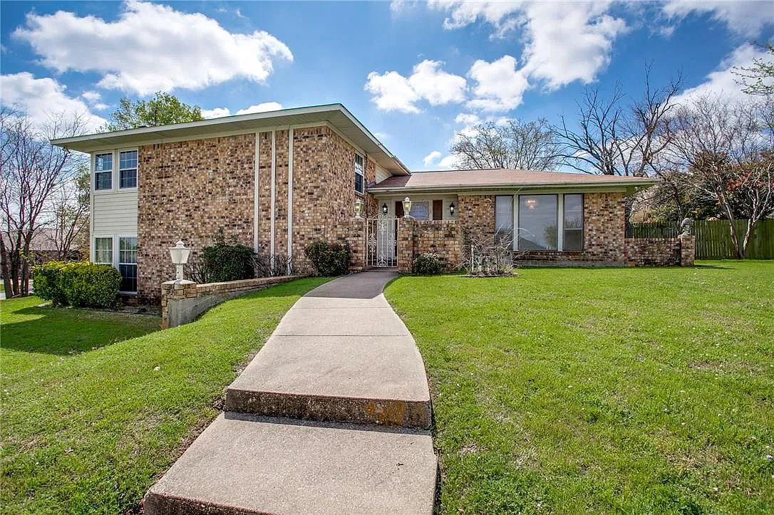 Primary Photo - 1301 Cliff Ct