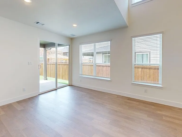7033 Lathrop Ln — Photo 7