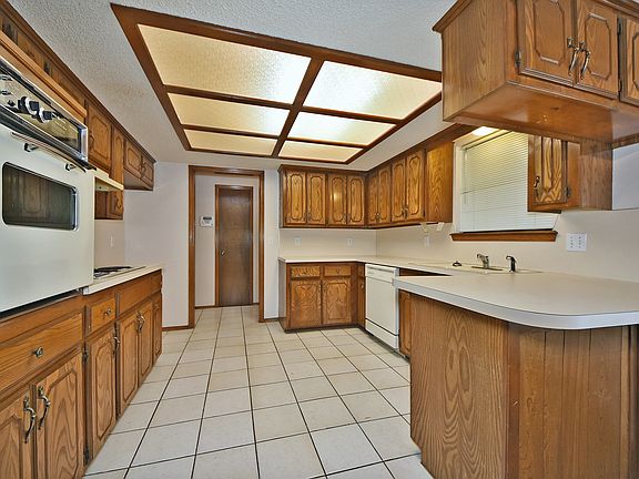 4th image of 216 Brackendale Ln