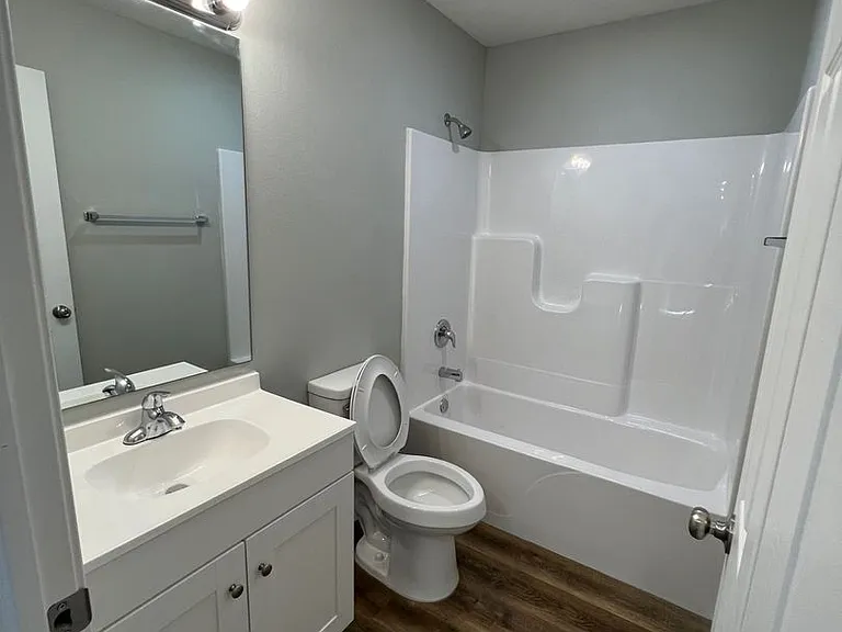 2444 N Benton Ave — Photo 17