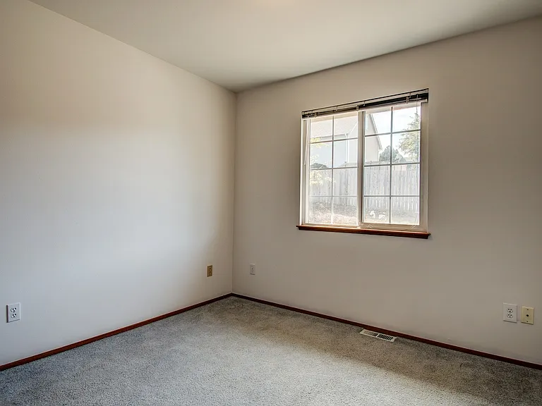1725 SW Nienhuis St — Photo 10
