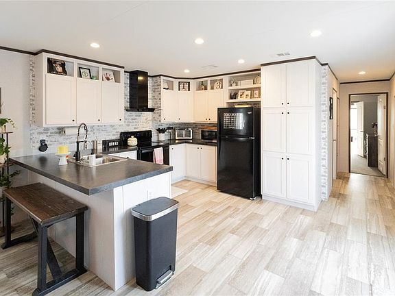 5th image of 108 Blue Cedar Cir