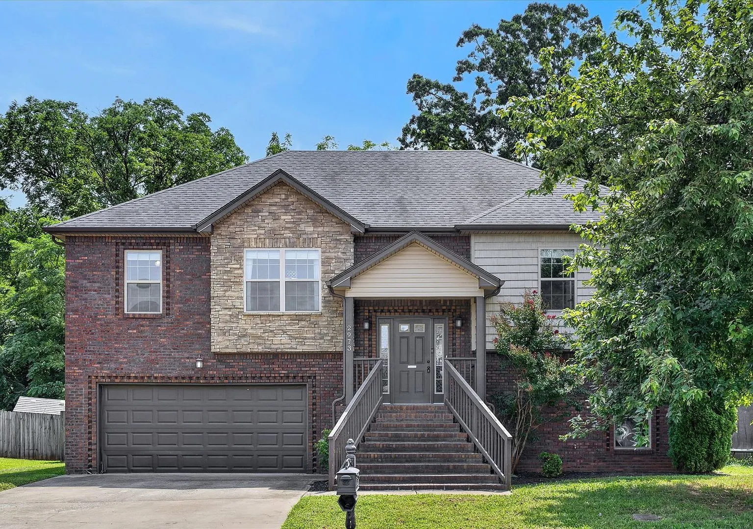 Pet Friendly Five Bedroom with Basement! — Photo 1