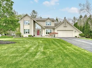 15 Corral Dr, Penfield, NY 14526
