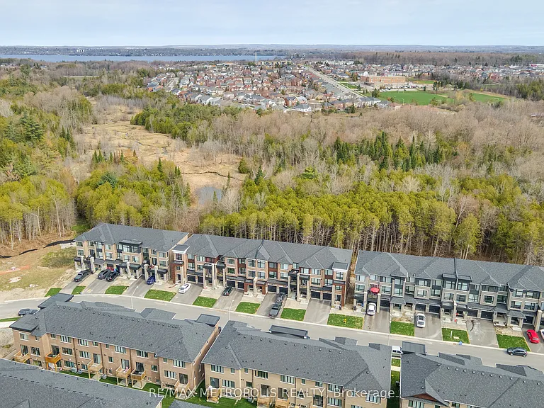 132 Blue Forest Cres — Photo 4