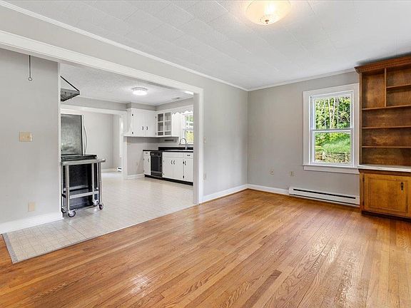 5th image of 2537 Rosemary Rd