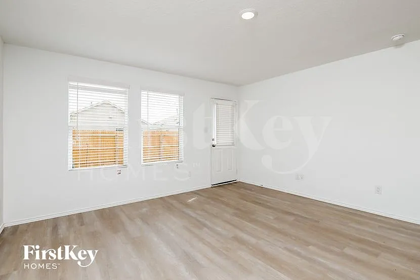 4 bed, 2.0 bath, 1627 sqft, $1,785 — Photo 4