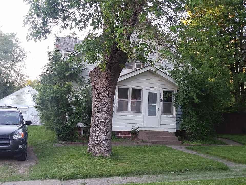 1st image of 606 W 2nd St