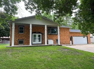 512 17th Ave NE, Waseca, MN 56093