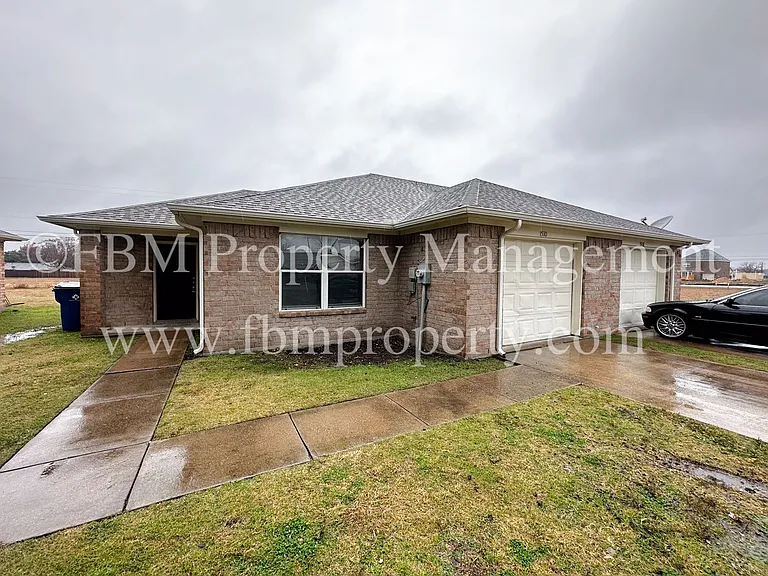 1510 Drexel Drive - Charming 3 Bedroom, 2 Bathroom Brick Duplex in Waxahachie, TX! — Photo 1