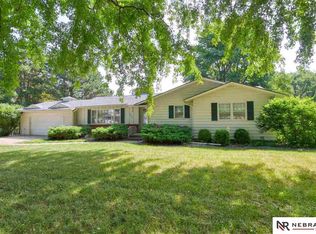 915 Crestridge Rd, Omaha, NE 68154