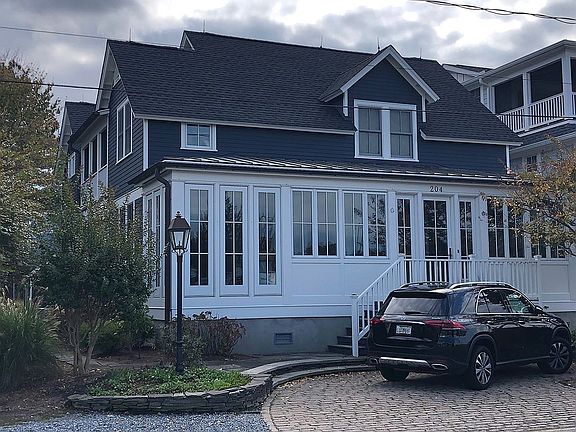 2nd image of 204 Hollywood St