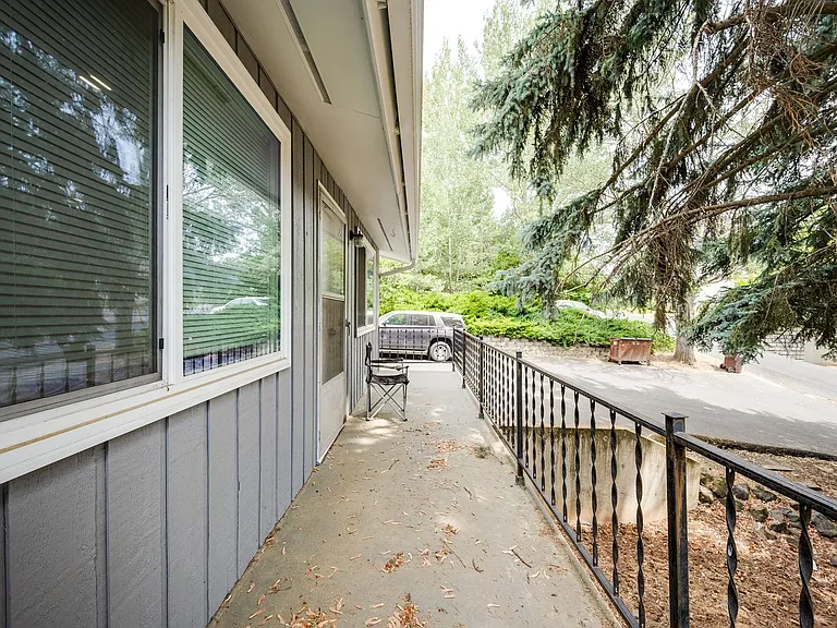 165 SW Spruce St — Photo 36