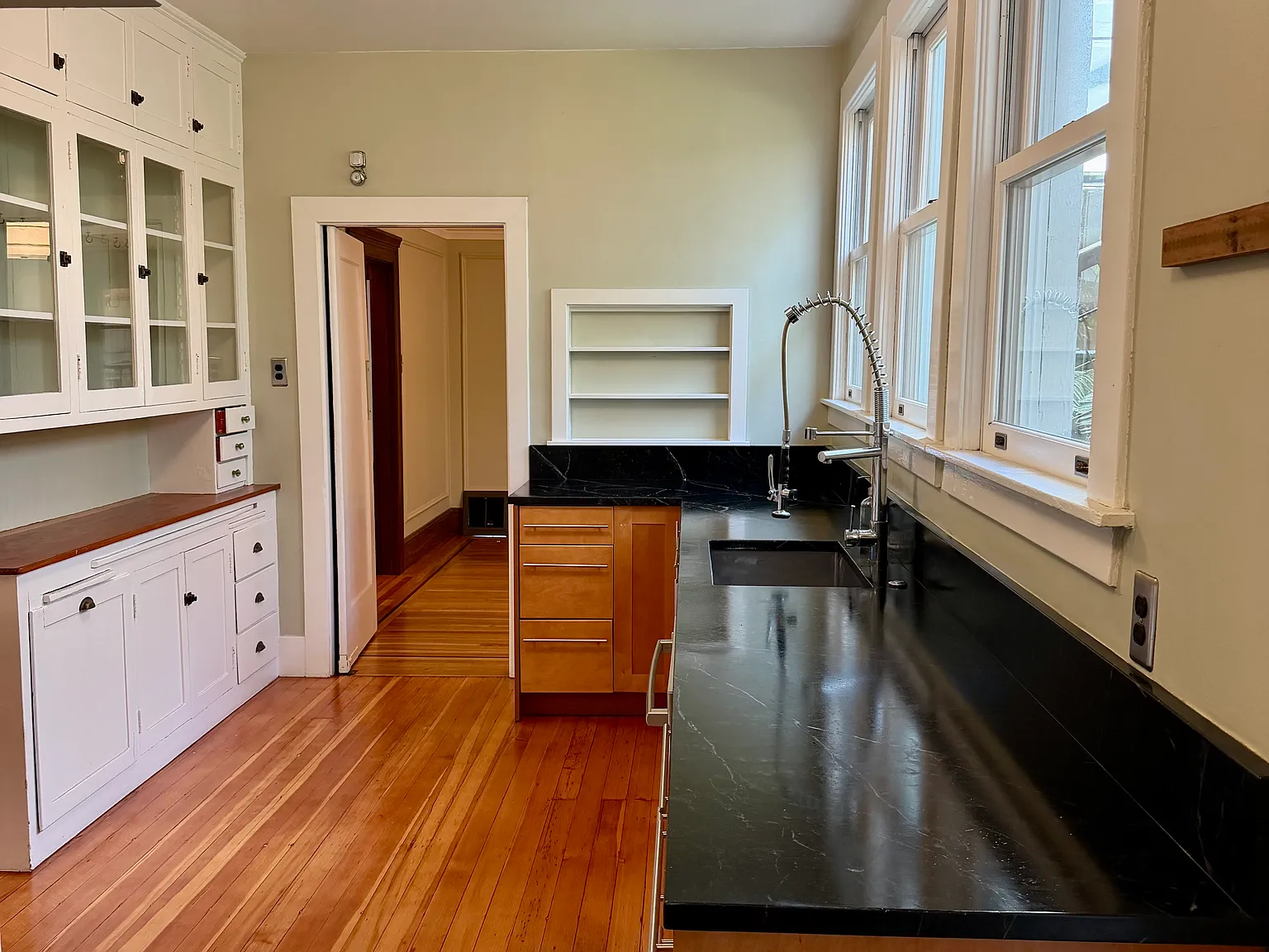 2 bed, 1300 sqft, $6,800 — Photo 4