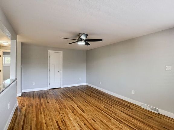 4th image of 2823 W Park Pl