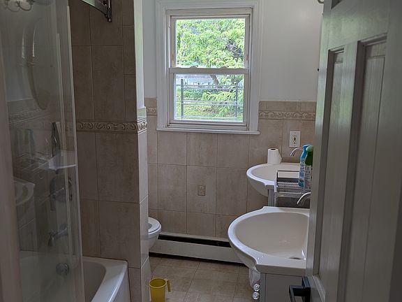 4th image of 162 Bennett Ave #1