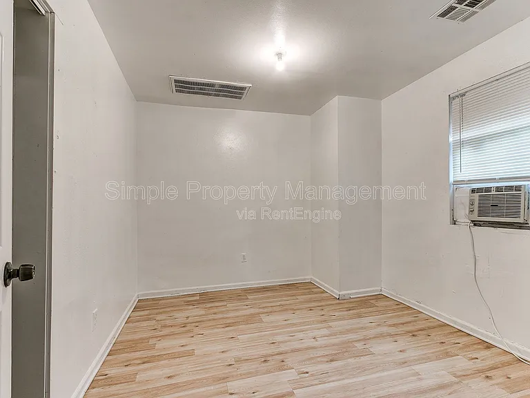 2301 SW 24th St #2 — Photo 9