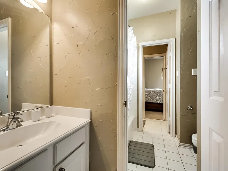 Bathroom 3 (Jack and Jill)
