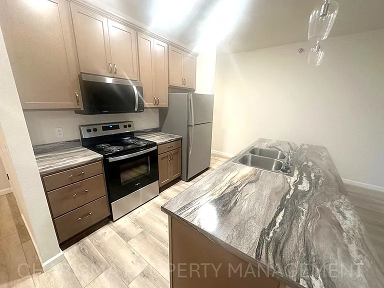 32nd Street Condominiums — Photo 10