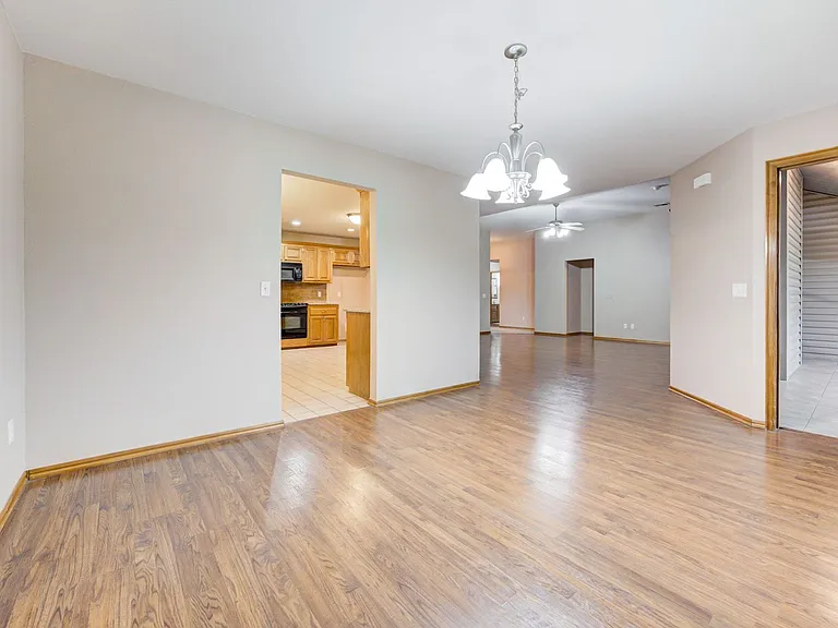 605 Eastview Dr — Photo 23