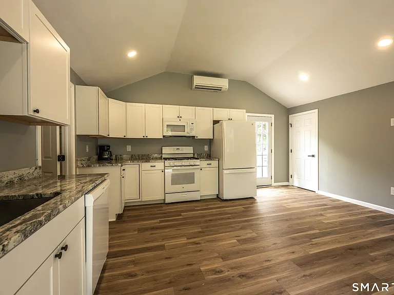 115 Shore Dr — Photo 6