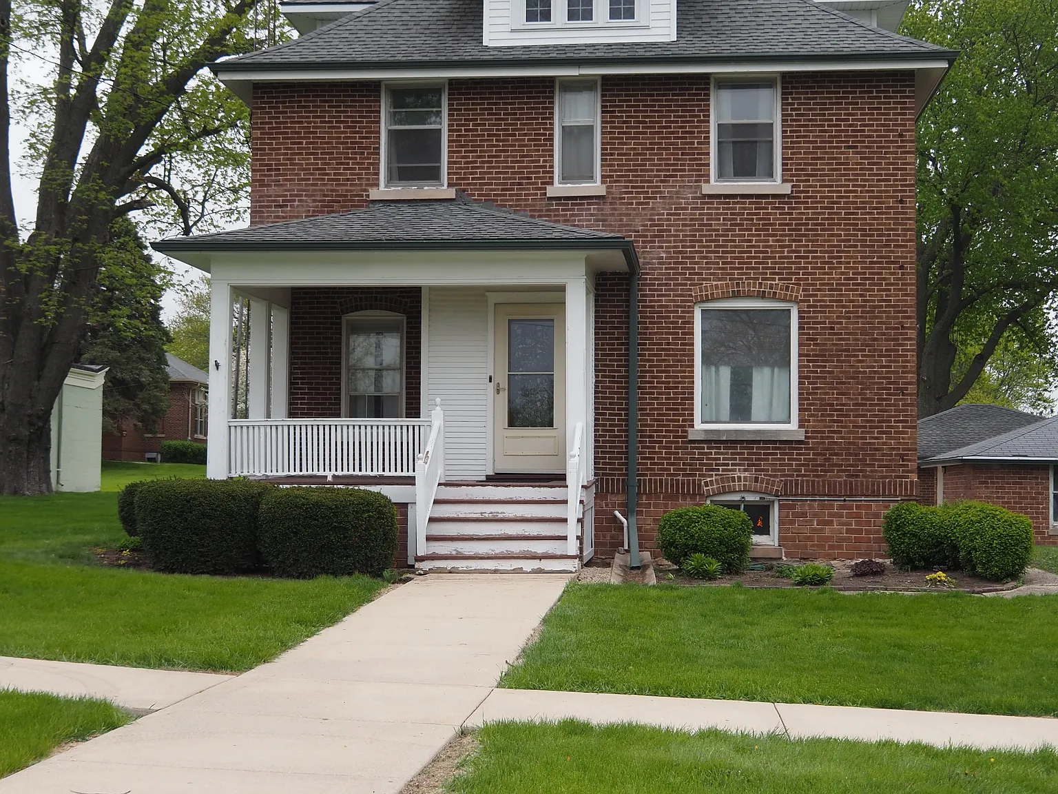 4 bed, 1.5 bath, 1400 sqft, $1,800 — Photo 2