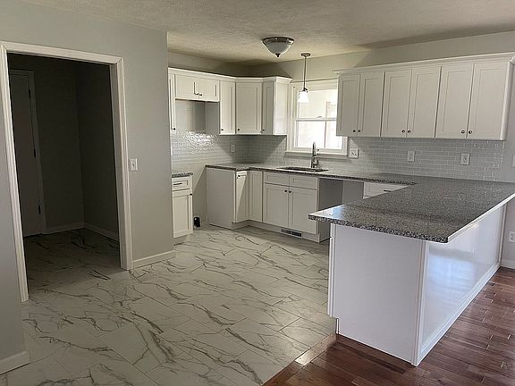 3rd image of 2528 Pinewood Dr