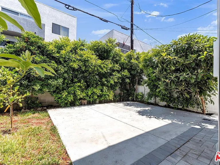 14121 Califa St — Photo 34