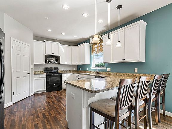 4th image of 225 Fountain Ln