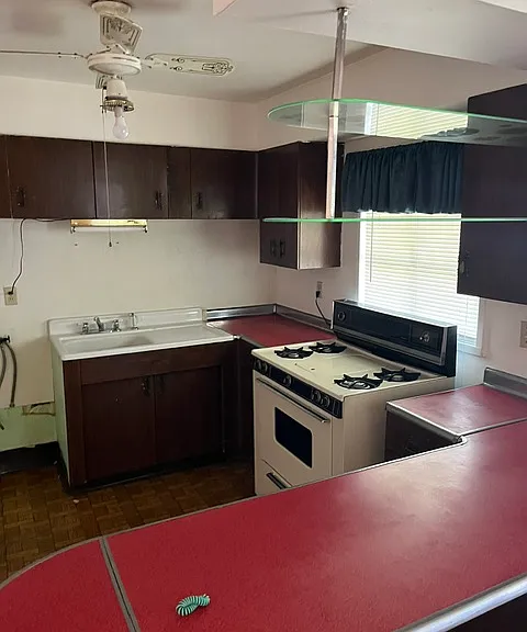 1381 Oak Ridge Dr — Photo 1