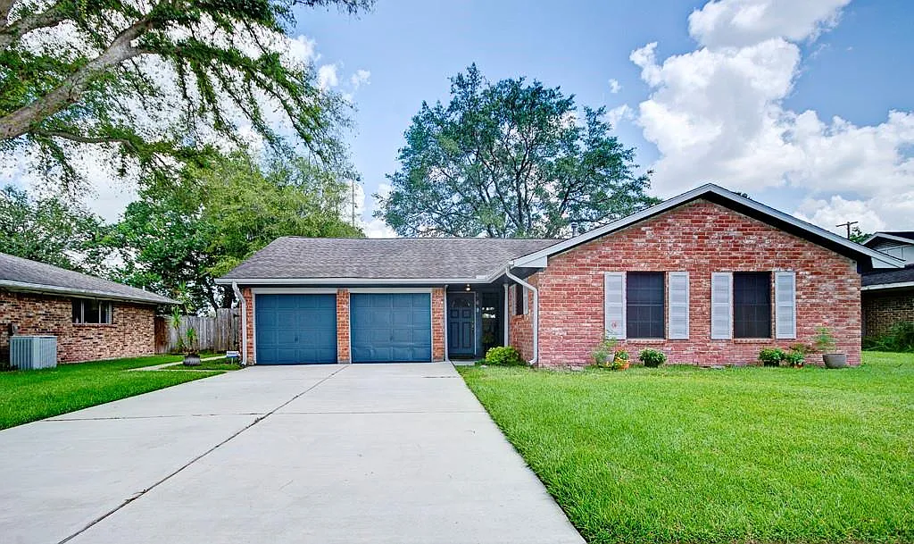 4 bed, 2.0 bath, 1640 sqft, $2,300 — Photo 1