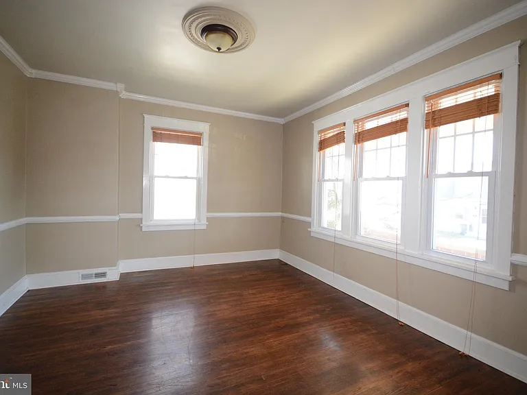623 Guilford Ave — Photo 6