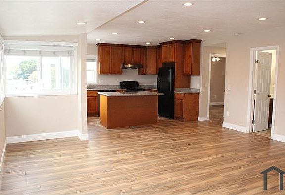 2nd image of 2325 Scenic Ave