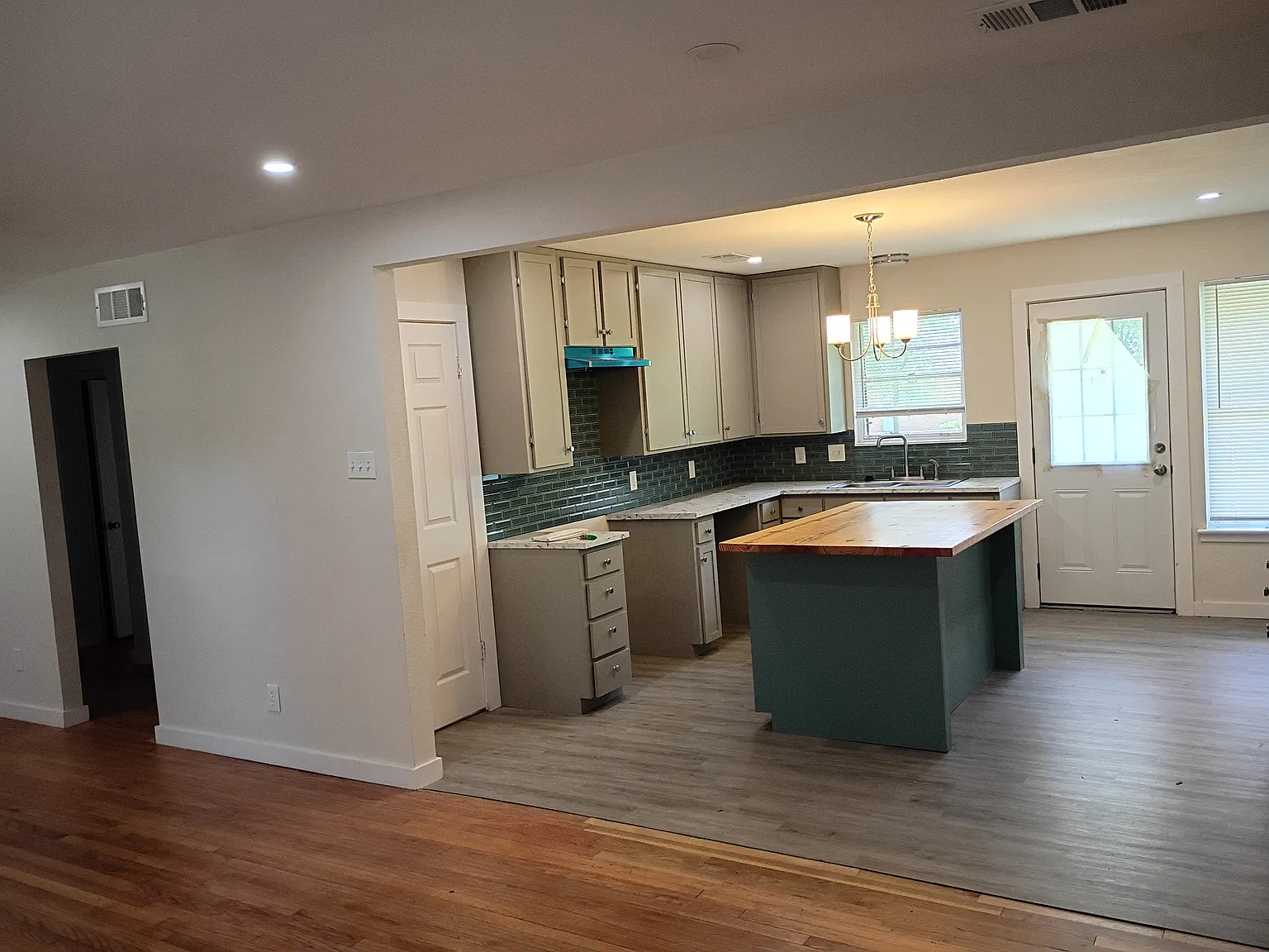 3 bed, 1345 sqft, $2,250 — Photo 4