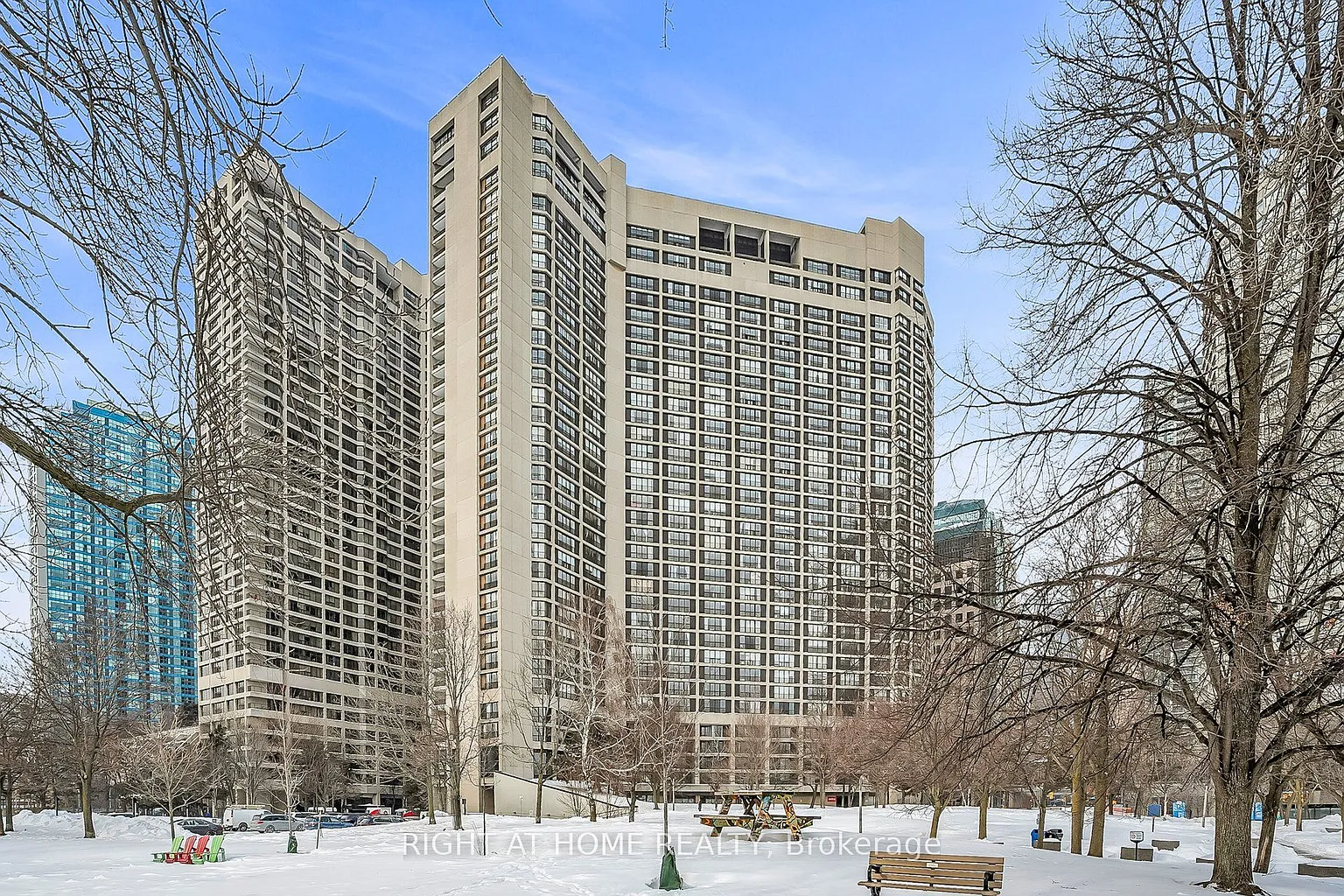 33 Harbour Sq #2019 photo 1
