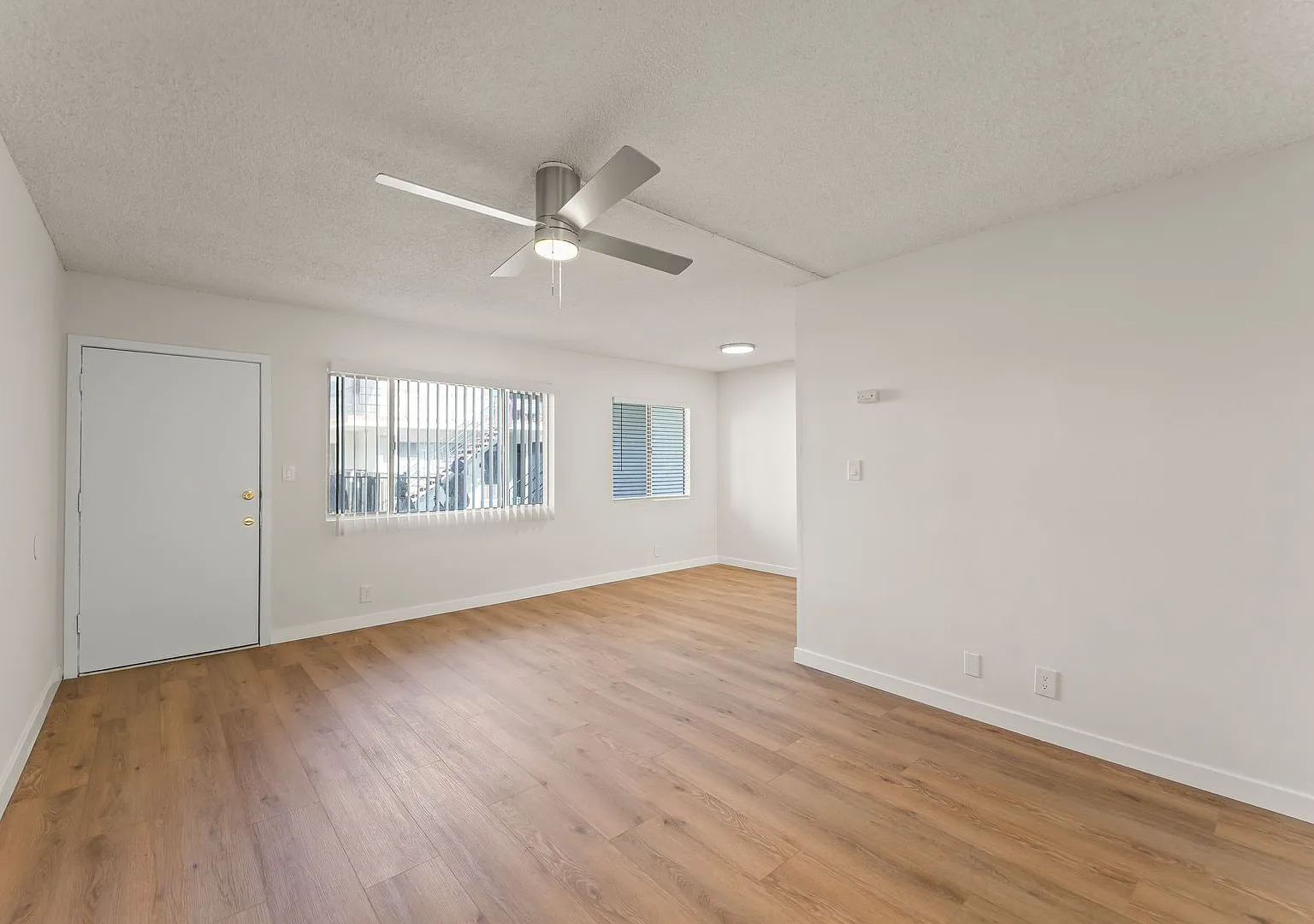 3205 W 60th St — Photo 3