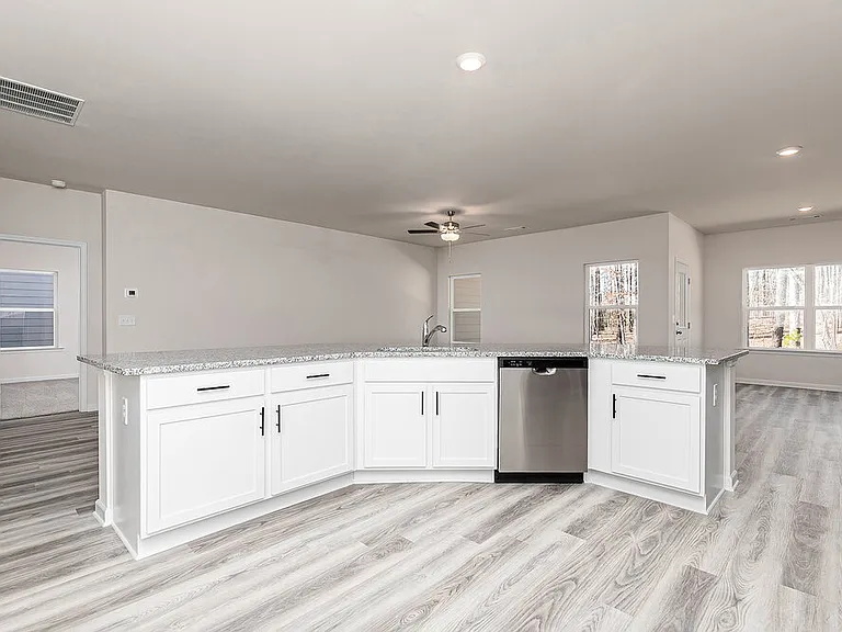 641 Mackenzie Cv — Photo 8
